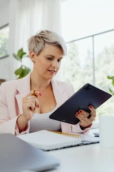 Profesionální účetní a daňový poradce zpracovávající finanční data klientů na tabletu